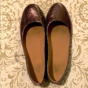 e360 Easy Spirit flats in a crackled rose gold